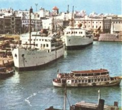 Cadiz:Esta imagen retrospectiva nos muestra el antiguo y popular vaporcito del Puerto saliendo desde Cádiz hacia el Puerto de Santa María.